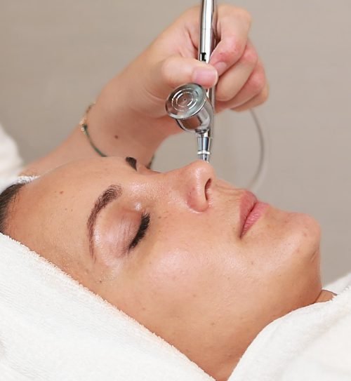 Face_Treatment_with_applicator